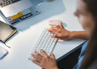 Collaboratrice au travail